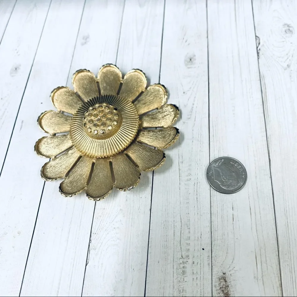 Sarah Coventry Gold Flower Brooch‎